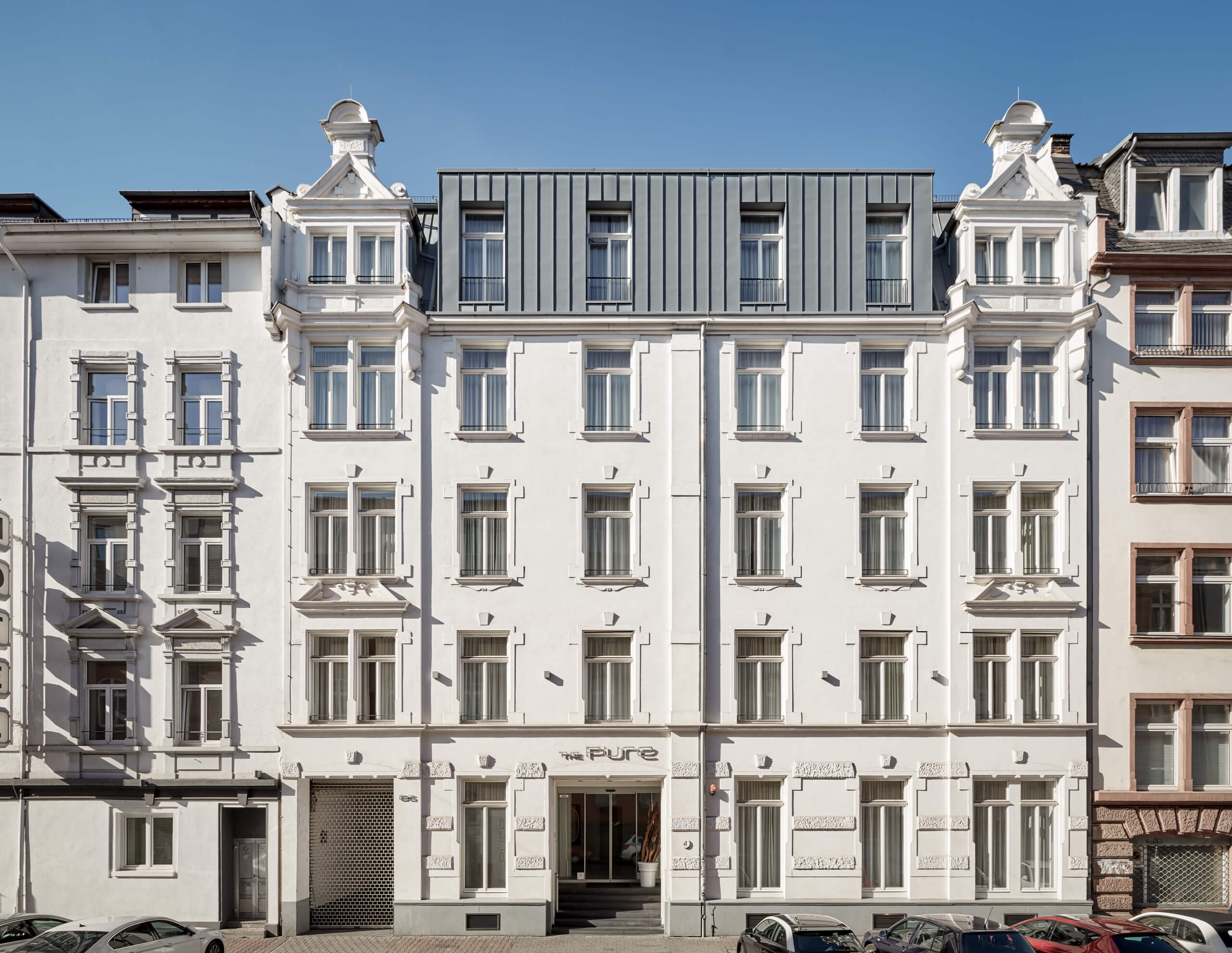 4 Stöckige Weiße Fassade des The Pure Frankfurt